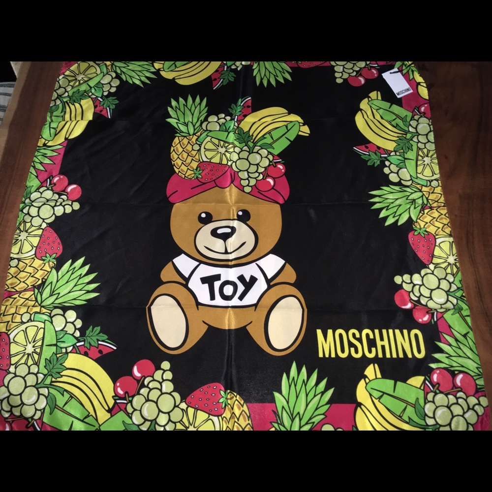 SOLD 🔴 MOSCHINO SILK SCARF